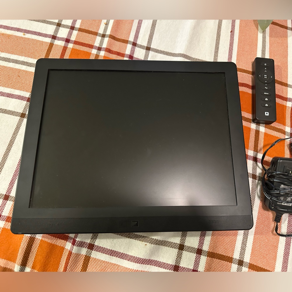 Pix-Star Digital Photo Frame with remote and dc adaptor